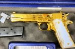 Detienen a una estadounidense con una pistola de oro en un aeropuerto de Australia