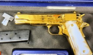 Detienen a una estadounidense con una pistola de oro en un aeropuerto de Australia