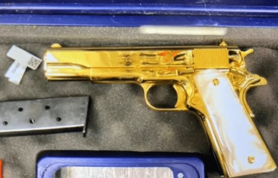 Detienen a una estadounidense con una pistola de oro en un aeropuerto de Australia