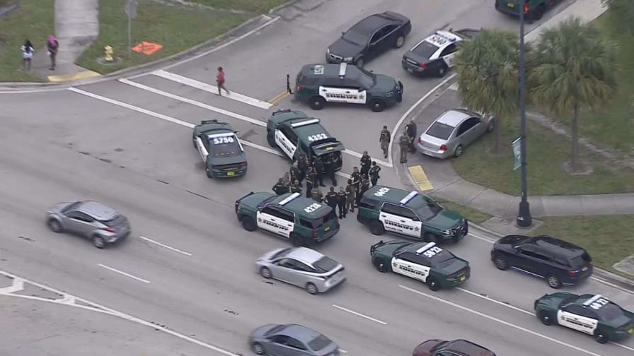 Cargos contra padre de estudiante que llevó un arma a la escuela en Florida Cargos contra padre de estudiante que llevó un arma a la escuela en Florida