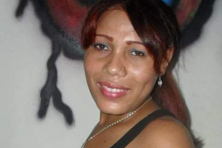 Tenía 43 años. La mató a puñaladas su pareja, de quien estaba separada, y padre de tres de sus cuatro hijos. Había llegado desde España un mes antes de su muerte. El feminicida esperó que los niños se marcharan a la escuela para cometer el feminicidio. Cerró las puertas para impedirle escapar. La víctima gritó a su padre, quien se encontraba en la parte trasera de la casa y trató inútilmente de entrar, que su pareja la estaba matando.  Ocurrió el <strong>15 de febrero</strong> el barrio Los Unidos de La Caleta, Boca Chica.