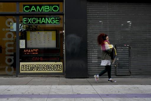 Argentina enfrenta tensiones cambiarias en año electoral