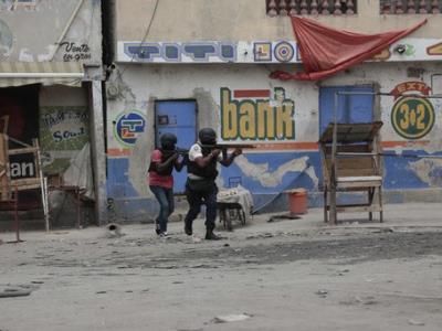 Residentes se arman para combatir a pandillas en Haití