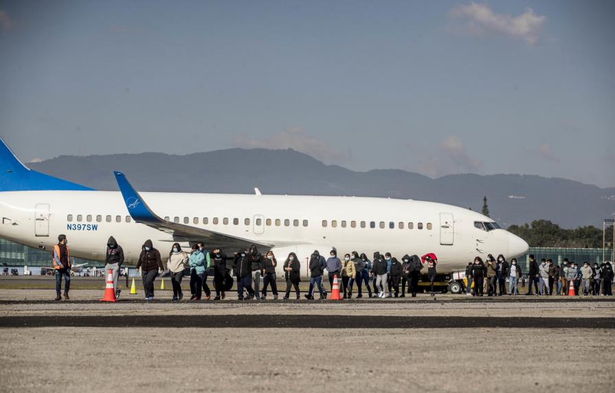 Cuba recibe 123 migrantes desde EEUU en primer vuelo de deportación en 2 años
