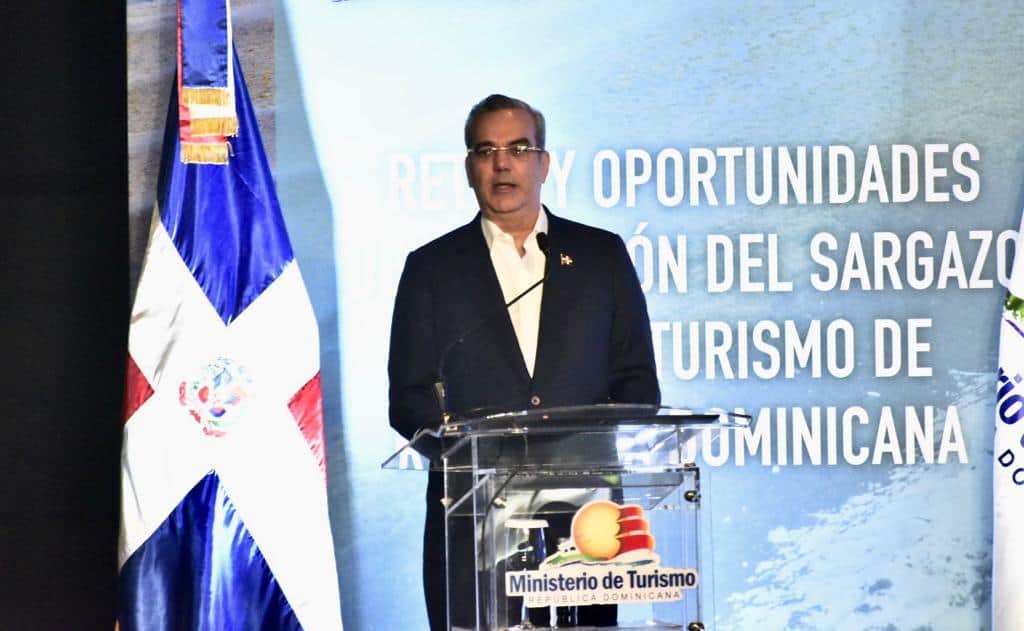 El presidente Luis Abinader durante evento sobre los retos y oportunidades de la gestión del sargazo. 