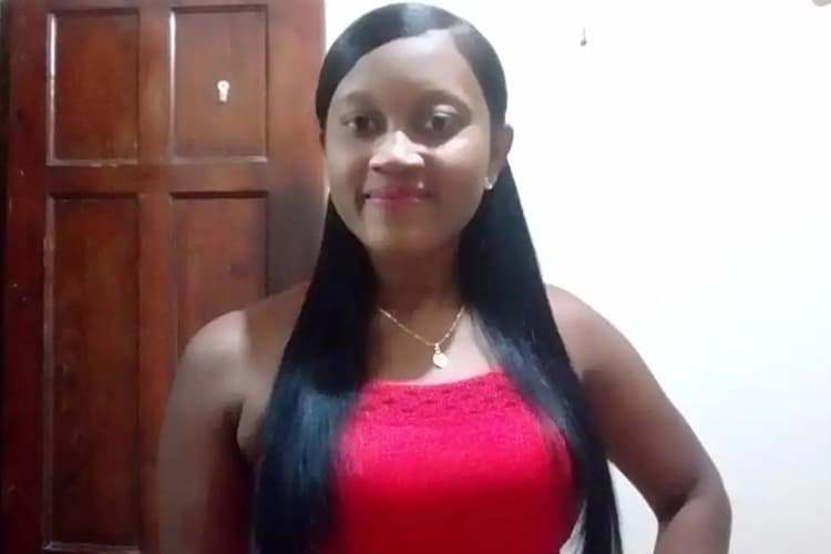 Tenía 34 años. Trabajaba en un centro comercial.  La mató de un balazo su expareja, quien tenía una orden de alejamiento. Una hija de ella queda huérfana. De acuerdo con una hermana, la víctima acudió en numerosas ocasiones a la fiscalía de Los Ríos para denunciar las amenazas que recibía. En algún momento, el hombre estuvo detenido. Tras acusar a la Fiscalía de fallarle a la víctima, también dijo que igualmente le fallaron quienes supieron que el feminicida había comprado una pistola para matar a su expareja, y no advirtieron a esta del peligro inminente que corría. El feminicida se suicidó. Ocurrió el<strong> 6 de febrero</strong> en el sector Los Ríos, Distrito Nacional.