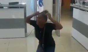 Mujer se arrodilla en la ONE en reclamo de que le paguen su trabajo en el Censo