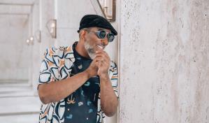 Chichí Peralta rinde tributo a la República Dominicana en "Caminando por Quisqueya"