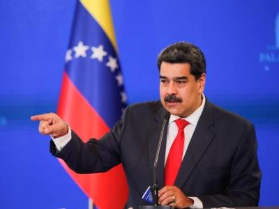 Madura firma ley para quitar bienes a corruptos y narcos
