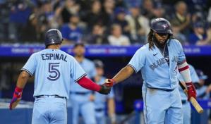 Guerrero Jr. empuja dos y Springer se lesiona la mano en victoria ante Medias Blancas