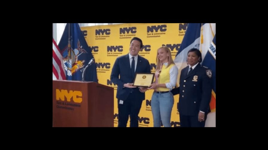 Reconocen a una dominicana como la taxista más segura de Nueva York