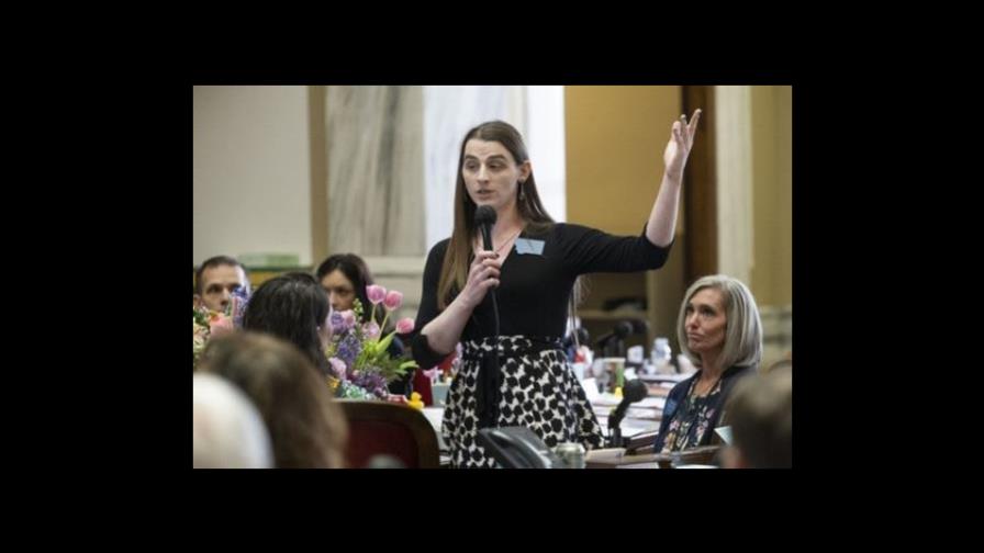 Republicanos en Montana vetan a una legisladora transgénero