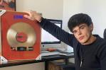 Dominicano Max Borghetti recibe disco de oro por La última de Disney Dominicano Max Borghetti recibe disco de oro por La última de Disney