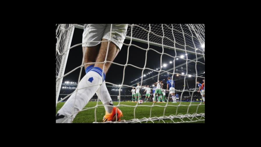 Newcastle logra otro gran triunfo; Spurs frustran al Man U