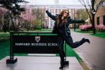 Thalía cumple el sueño de su padre de ir a Harvard