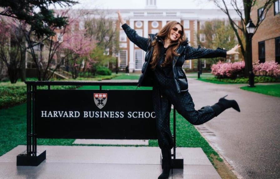 Thalía cumple el sueño de su padre de ir a Harvard