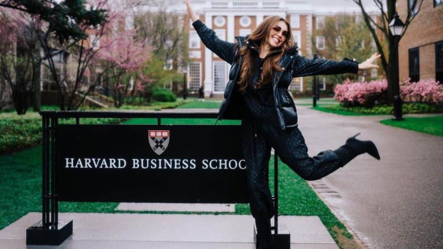 Thalía cumple el sueño de su padre de ir a Harvard