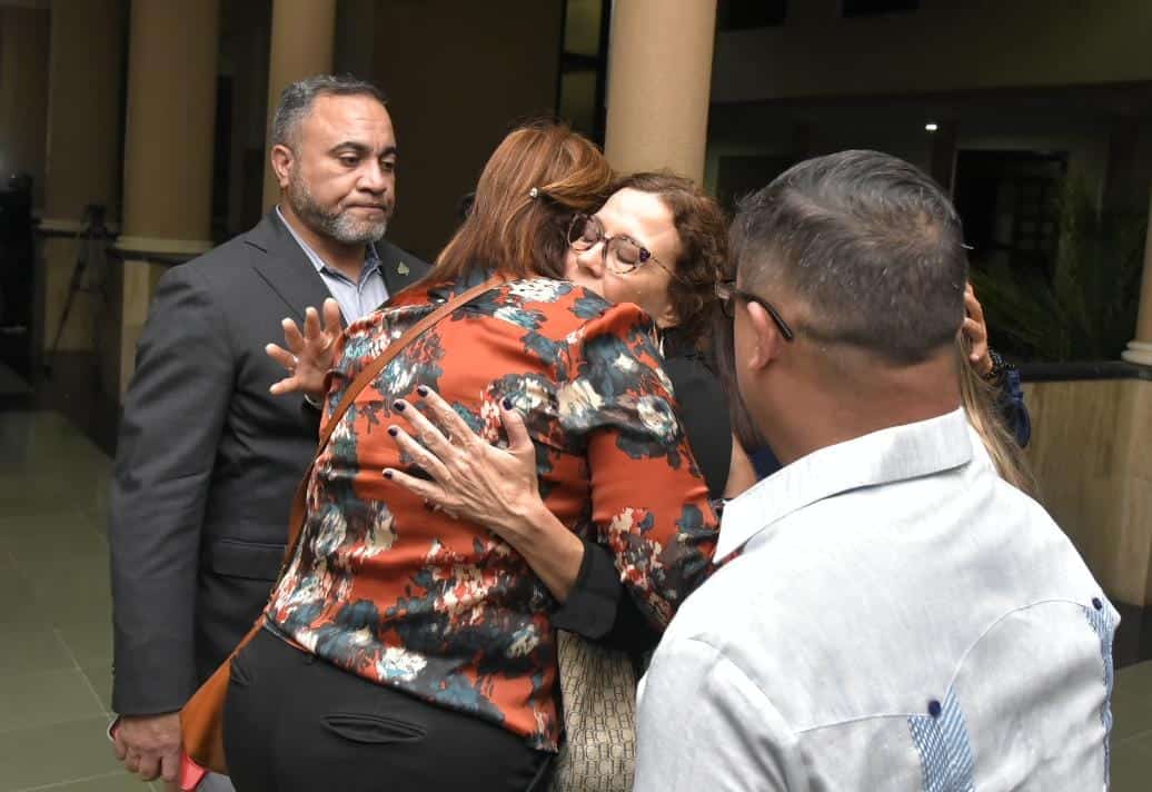Dilia Leticia se abraza con un familiar luego de escuchar la sentencia que condena a 30 años de cárcel al asesino de su hermano Orlando Jorge Mera. 
