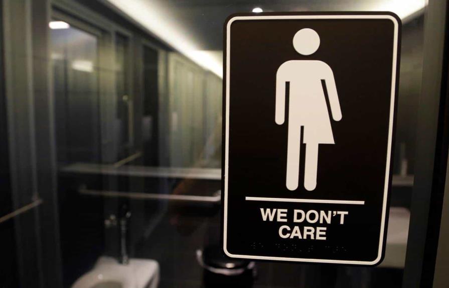 Prohíben a mujeres trans usar baños de mujeres en Kansas City, EE.UU.