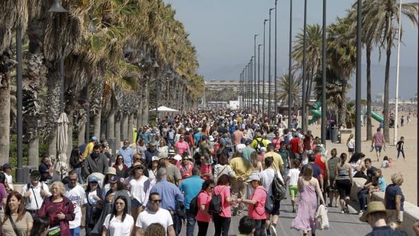 ¿Cómo están pasando los dominicanos la ola de calor en España?