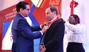 Gobierno condecora al doctor Guillermo Enrique Umpierrez