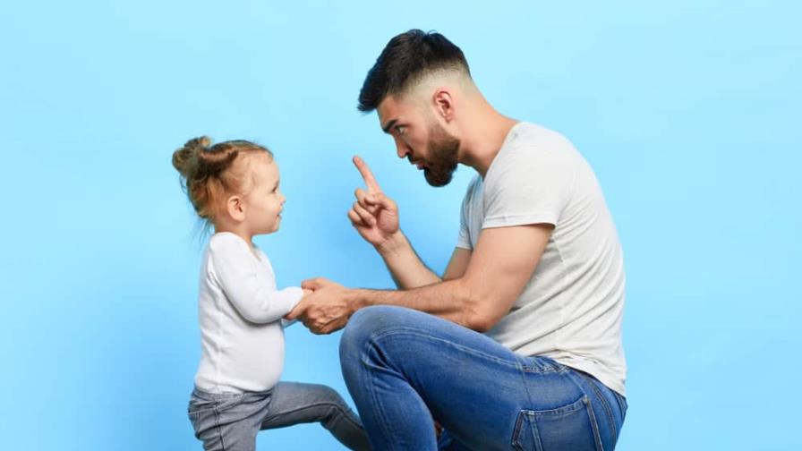 Progenitores quemados: ¿es cada vez más exigente criar y educar a los hijos?