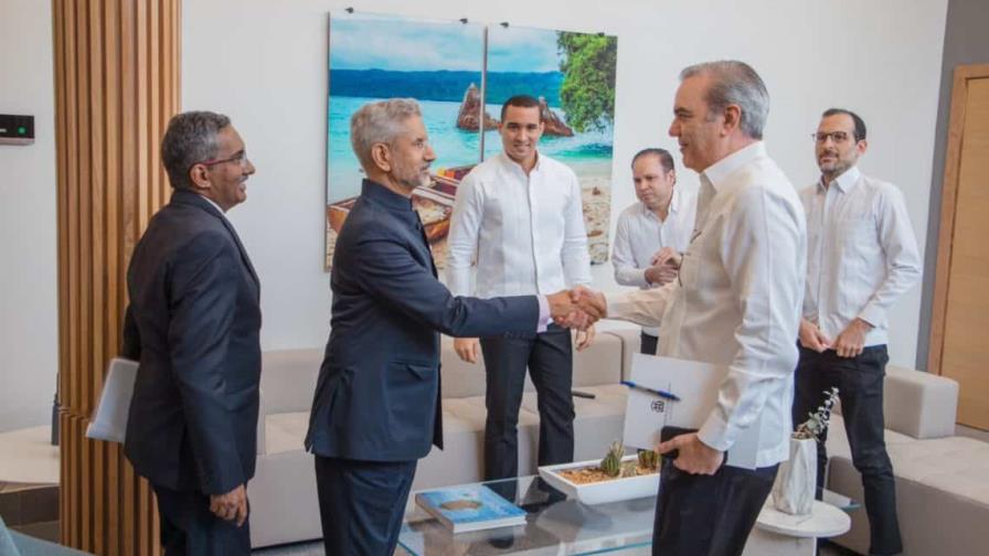 Presidente Luis Abinader se reúne con canciller de la India en inicio de visita oficial