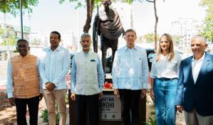 Desvelan estatua de Mahatma Gandhi en Gascue