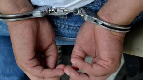 Policía apresa hombre por supuesto abuso sexual a su hijastra menor de edad