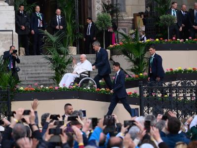 El papa advierte algoritmos podrían desestabilizar lo humano
