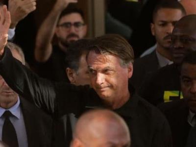 Bolsonaro, recibido por multitud tras volver a Brasil
