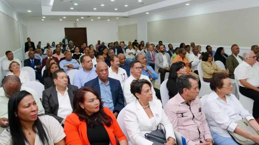 Miguel Vargas se reúne con miembros del PRD para preparar candidaturas propias