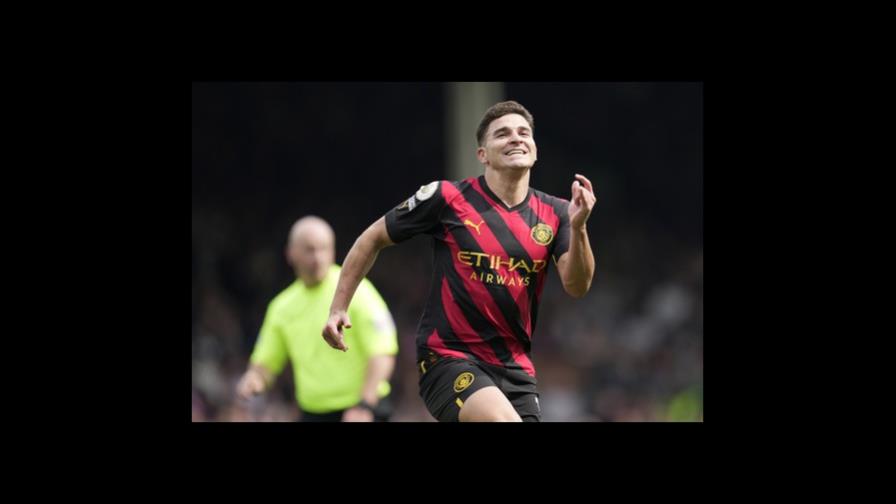 Con golazo de Álvarez, Man City toma liderato de la Premier