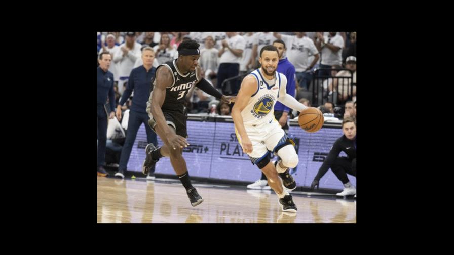 Con 50 de Curry, Warriors someten a Kings en 7mo juego