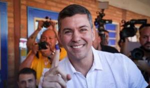 Candidato oficialista Peña adelanta al opositor Alegre en votación Paraguay