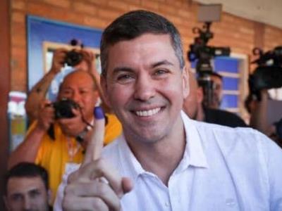 Santiago Peña adelanta en elecciones en Paraguay