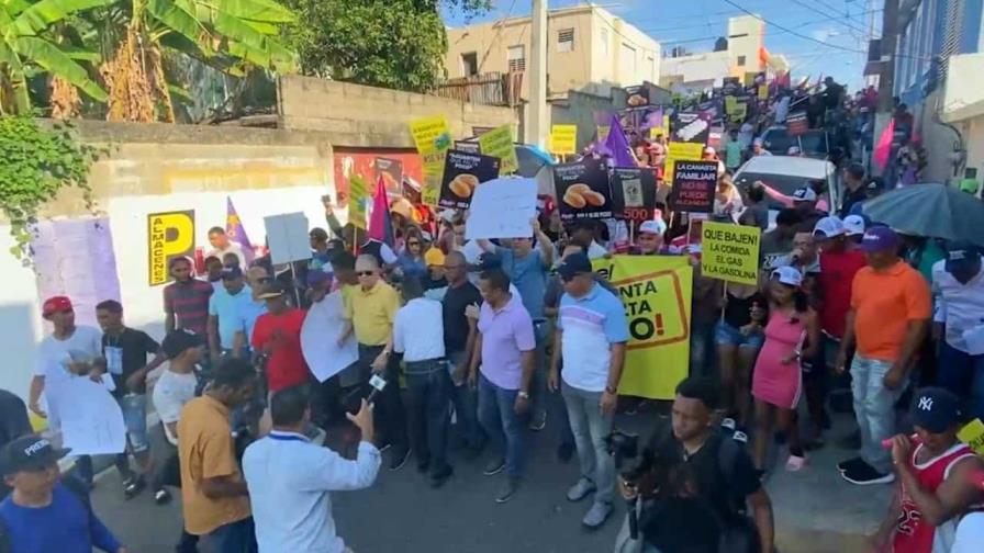 Partidos opositores aumentan la fuerza y se lanzan a las calles con toques de bandera y marchas