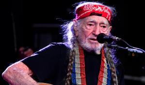 El cantante Willie Nelson celebra sus 90 años en el Hollywood Bowl