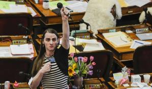 Legisladora transg&eacute;nero de Montana presenta demanda