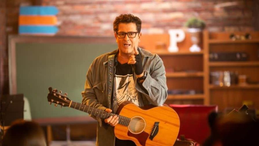 Carlos Vives rompe guitarra durante concierto, le llueven críticas y él revela por qué lo hizo