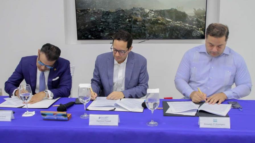 Autoridades firman acuerdo para cierre de vertederos y gestión de desechos sólidos en Pedernales