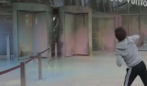 Ambientalistas lanzan pintura a la Fundación Louis Vuitton en Francia