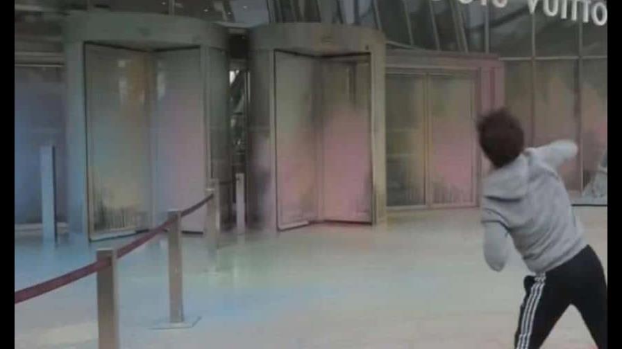 Ambientalistas lanzan pintura a la Fundación Louis Vuitton en Francia