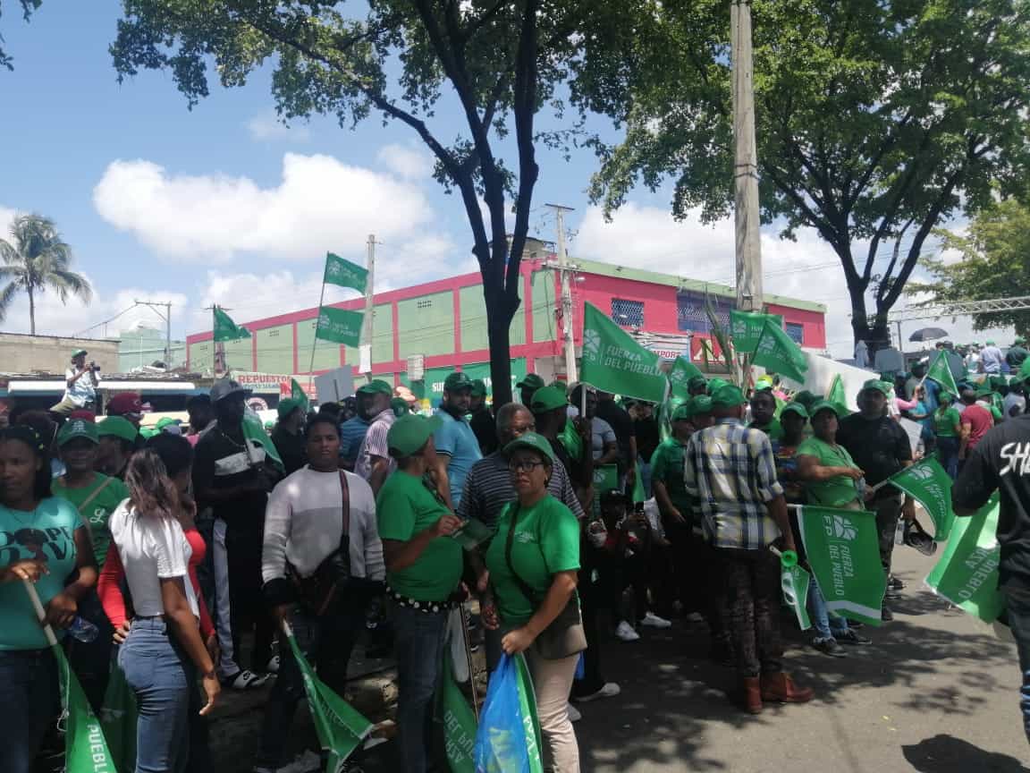 Simpatizantes de la Fuerza del Pueblo previo a iniciar la marcha de este lunes por una vida más digna