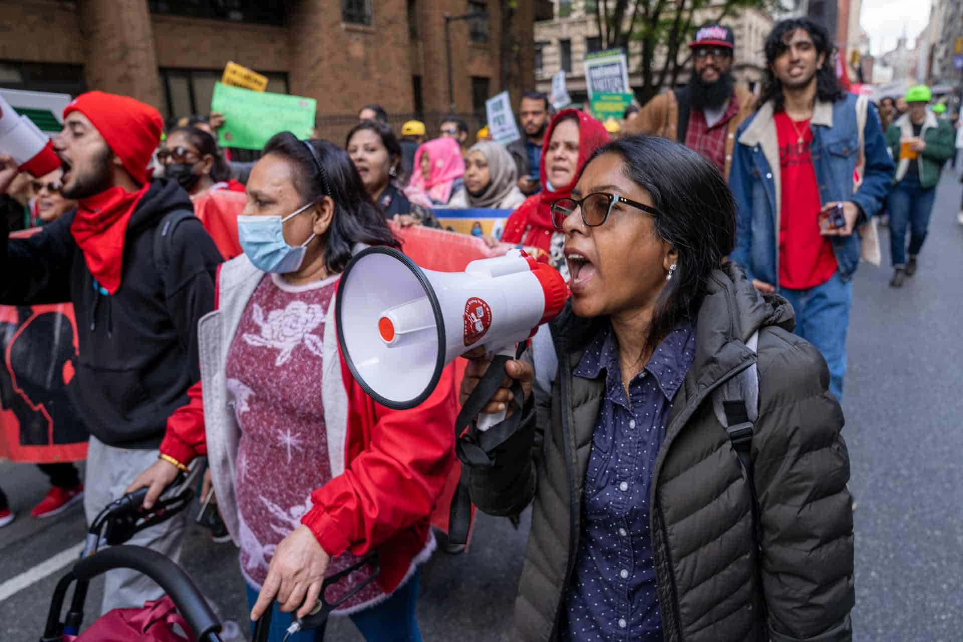 Personas marchan durante la conmemoración del Día Internacional del Trabajador hoy, en Nueva York (EE.UU.).