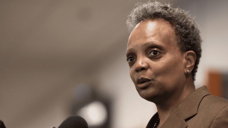 Lightfoot: Chicago agotó recursos para atender inmigrantes enviados por Texas