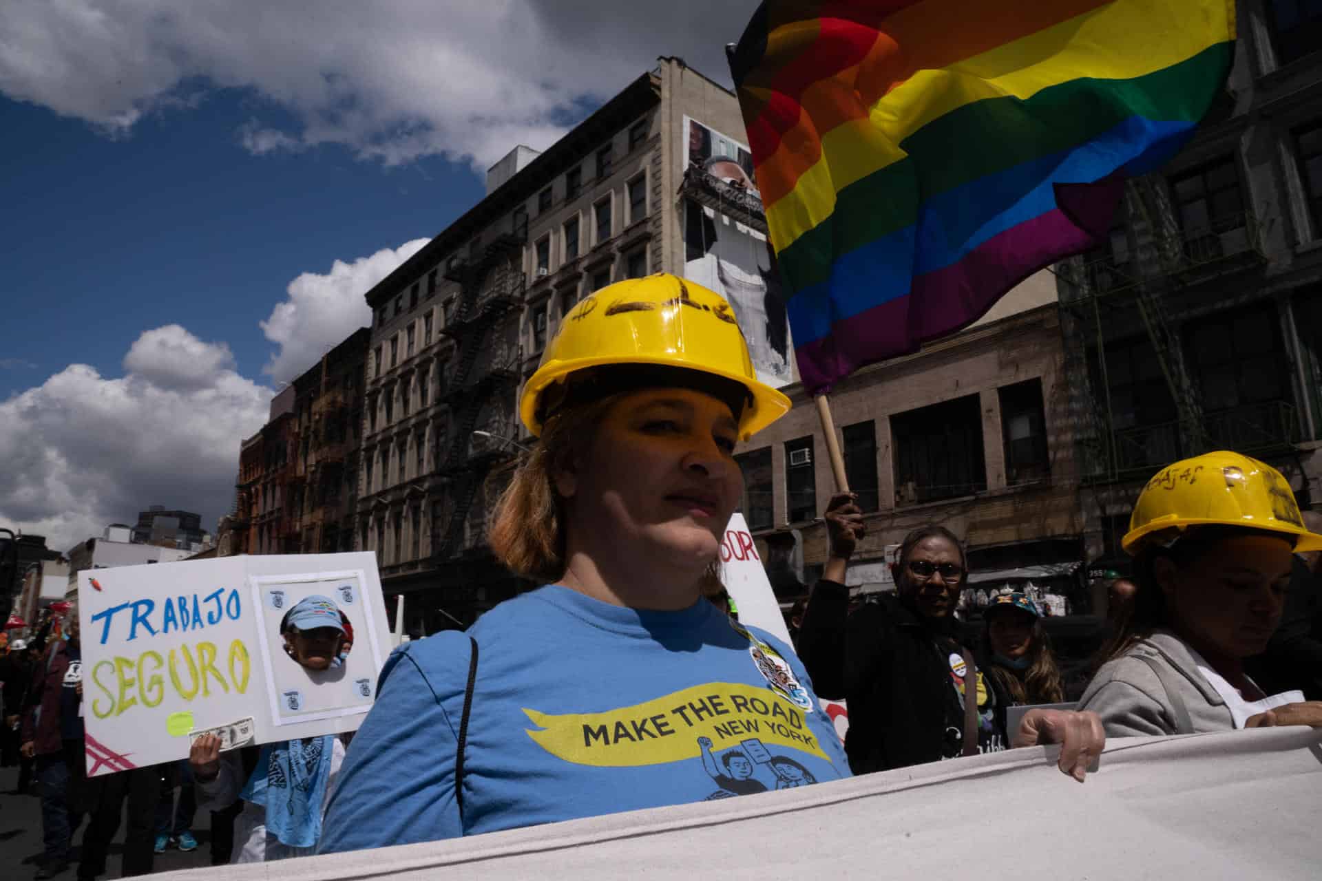 Personas marchan durante la conmemoración del Día Internacional del Trabajador hoy, en Nueva York (EE.UU.).