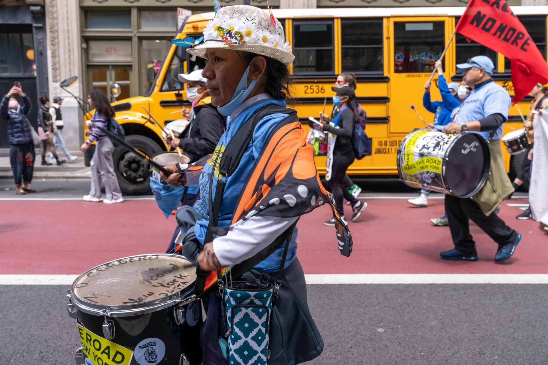 Personas marchan durante la conmemoración del Día Internacional del Trabajador hoy, en Nueva York (EE.UU.).