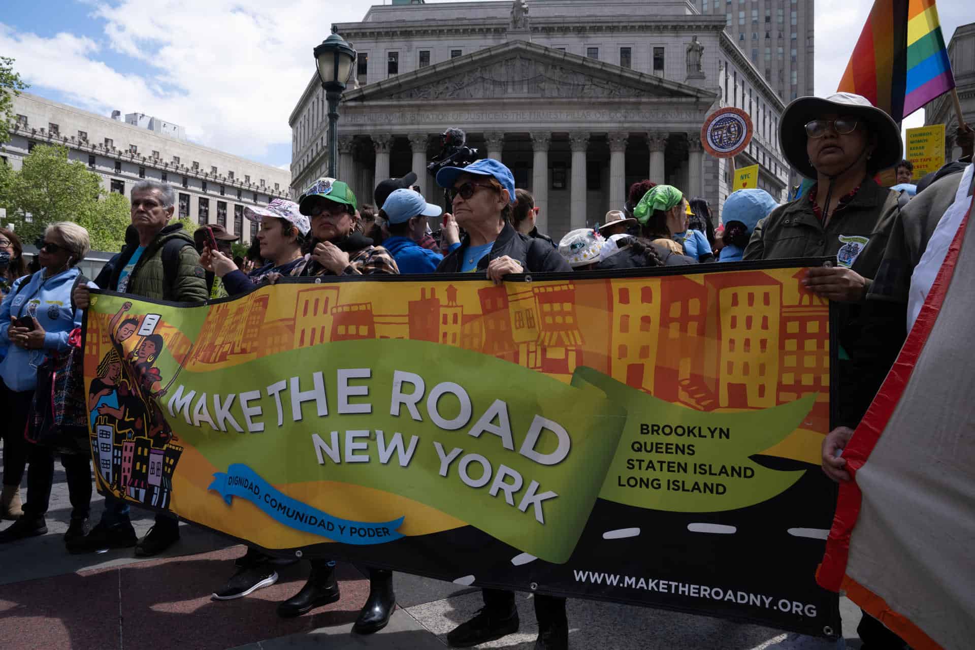 Personas marchan durante la conmemoración del Día Internacional del Trabajador hoy, en Nueva York (EE.UU.).