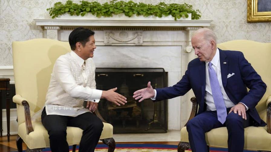 Biden y el presidente de Filipinas examinan la influencia de China en Asia